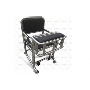 坐在犯人审讯椅上要脱鞋吗？