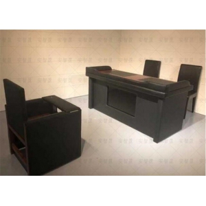 审讯室中审讯桌椅的位置距离是多少？