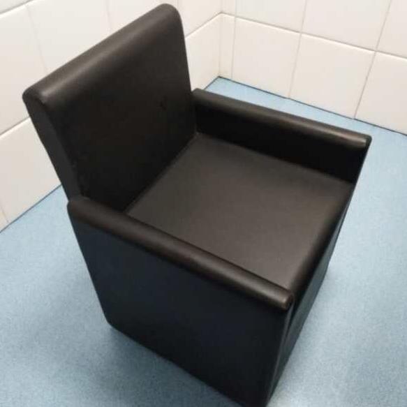 AZY-XR17型软包审讯椅(图1) AZY-XR17型软包审讯椅(图1)