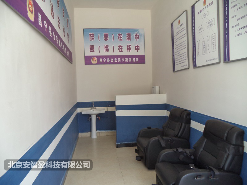 1米86壮汉坐在醒酒椅上，也是动弹不得。(图1)