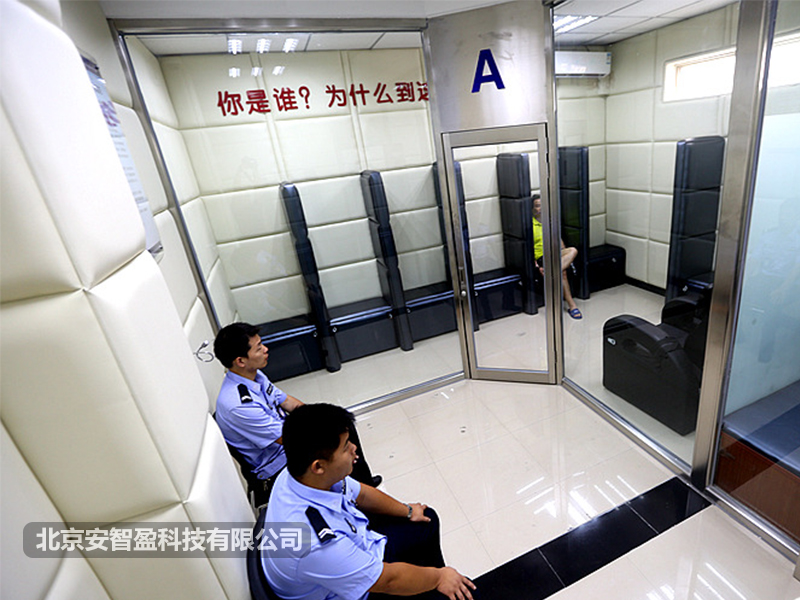 1米86壮汉坐在醒酒椅上，也是动弹不得。(图5)