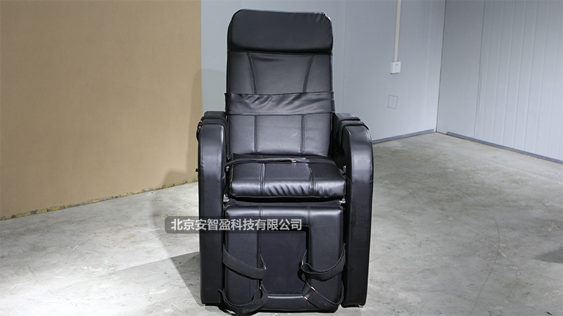 1米86壮汉坐在醒酒椅上，也是动弹不得。(图6)