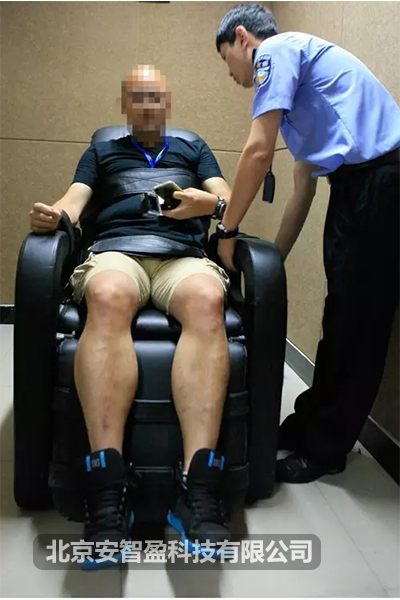 1米86壮汉坐在醒酒椅上，也是动弹不得。(图4)