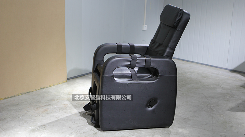 1米86壮汉坐在醒酒椅上，也是动弹不得。(图7)