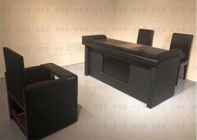 审讯室中审讯桌椅的位置距离是多少？(图1)