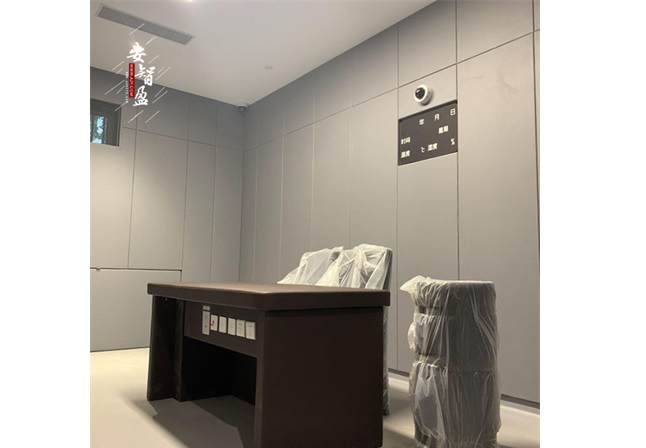 软包防撞审讯桌椅在询问室内起到了什么作用?(图1) 软包防撞审讯桌椅在询问室内起到了什么作用?(图1)