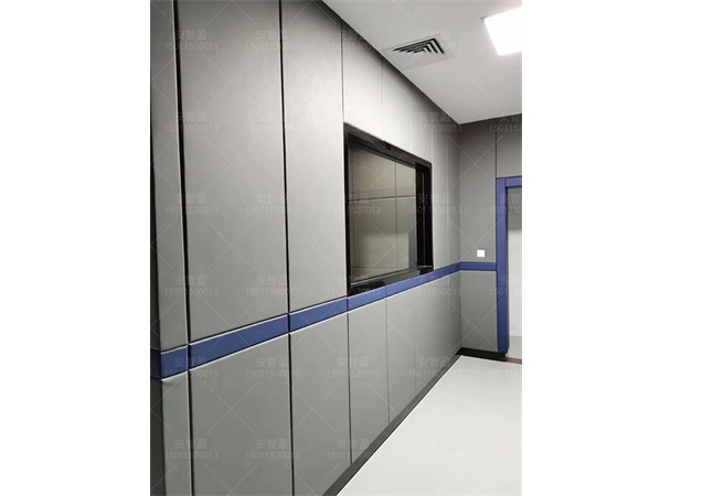 审讯室软包墙面的清洁安装(图1)